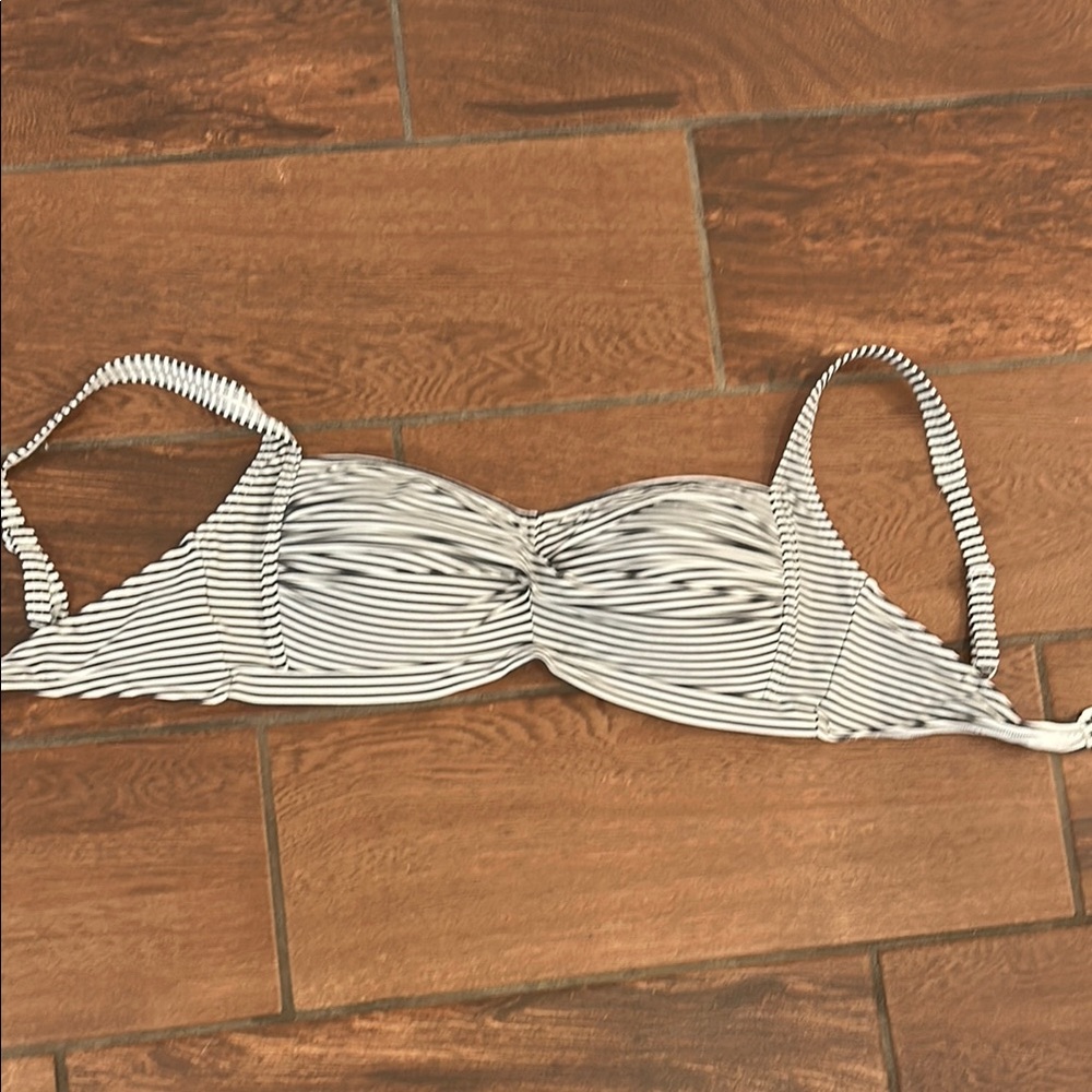 Bond-Eye size US 10/ AUS 14 D/DD striped bikini top